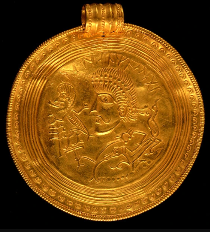 Römische Goldmünzen, Schmuck, Edelsteine und andere Schätze von Detektiven, ein Beispiel für eine funktionierende Zusammenarbeit